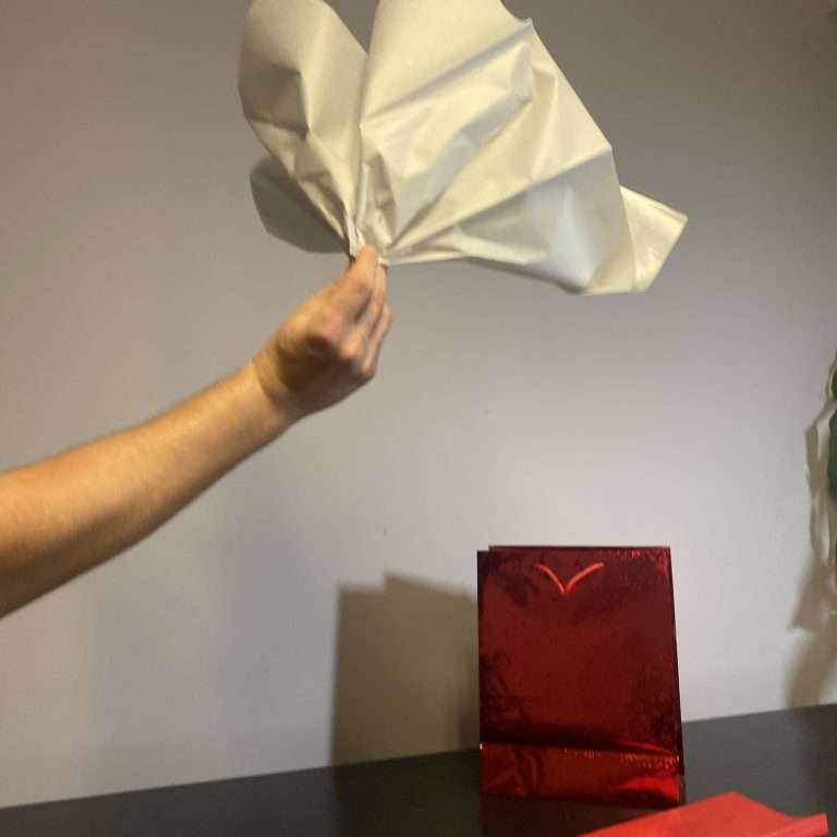 How to Put Tissue Paper in a Gift Bag: A Foolproof Guide for Perfect Presentation