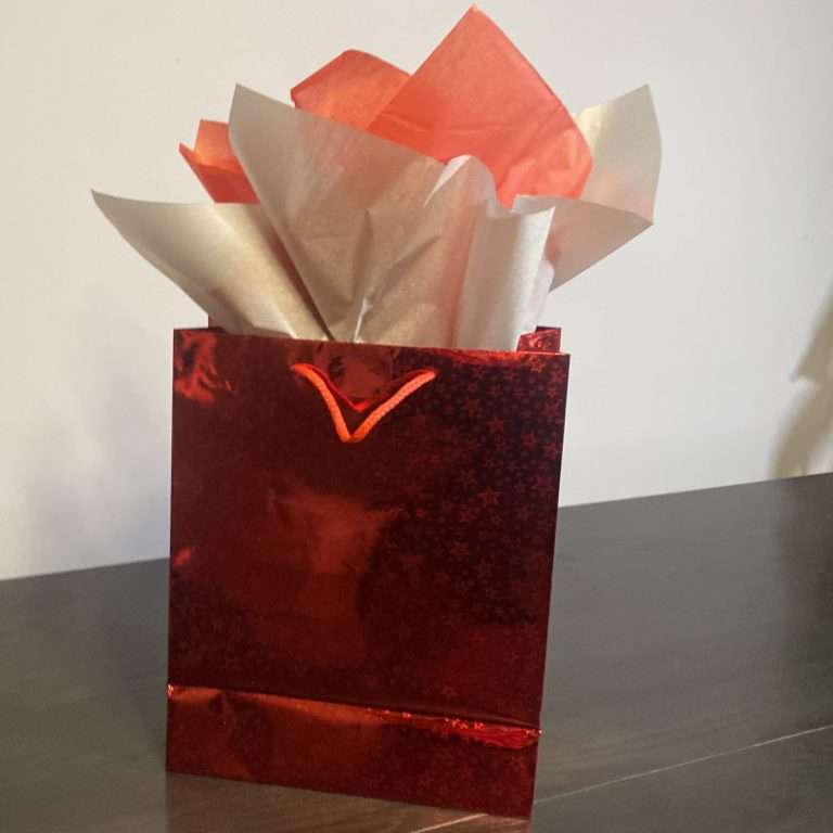 How to Put Tissue Paper in a Gift Bag: A Foolproof Guide for Perfect Presentation